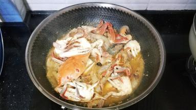 炒拌均匀再盖上盖子焖2分钟