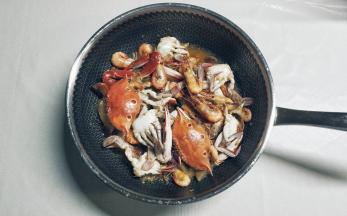 可以加上土豆片、莴笋片、芹菜、莲藕片等一起焖煮