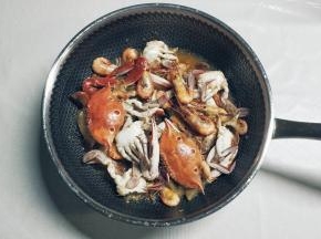 可以加上土豆片、莴笋片、芹菜、莲藕片等一起焖煮