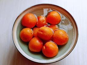 杏冷水冲洗干净后，加入盐泡15分钟。