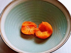 处理好的杏从中间掰开，取出杏仁。