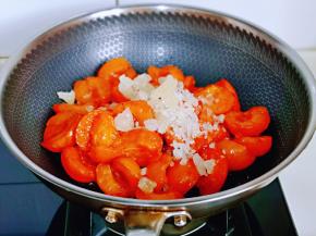 腌制好的杏连汤汁一起倒入锅中，加入冰糖。