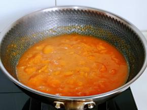 小火慢熬，不断的用铲子搅拌。