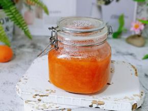 熬好的杏酱装入消过毒的玻璃器具中，密封好。