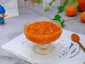 吃的时候用无油无水的小勺盛出来吃。