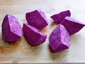 首先将紫薯去皮洗干净，再切小块。