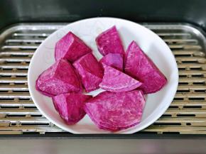 蒸锅里加入水，放上蒸屉，摆放盘子。