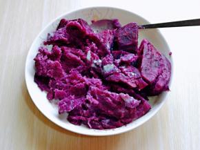 蒸熟的紫薯趁热加入炼乳。(白砂糖也可以)