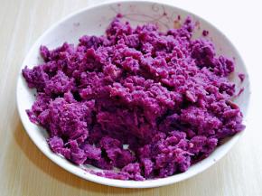 用小勺将紫薯压成紫薯泥。