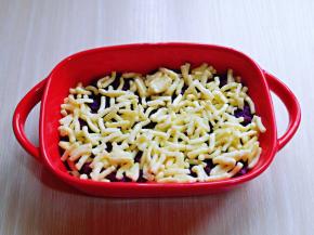 首先将烤碗底部及四周刷上一层橄榄油，先放入一半的紫薯泥，用小勺压平整。撒上一层马苏里拉芝士。