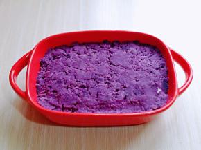 之后把剩下的紫薯泥全部倒入，用小勺抹平，轻轻按压。