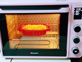 上下180度烤30分钟。(时间及温度仅供参考，具体请根据自家烤箱性能另定)