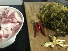 肥瘦相间的猪肉切好，酸菜洗净切好，姜片切丝，小米辣切粒备用