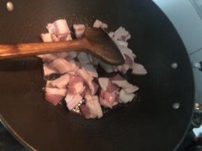 热烧热，放下比较肥的猪肉煸炒出油