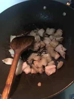 一定要煸炒出油，这样煮出来的酸菜才会香