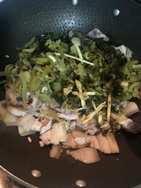 这个时候加入切好的酸菜，姜丝