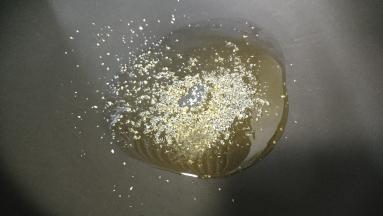 锅里热油放入盐糖煸香