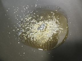 锅里热油放入盐糖煸香