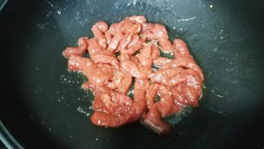 倒入牛柳，平铺煎至金黄