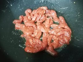 倒入牛柳，平铺煎至金黄