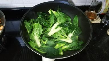 锅里热油放入盐糖，倒入菜心翻炒至8成熟