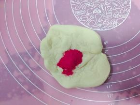 平均分成两份，一份放入仙人掌果粉，揉成光滑的面团