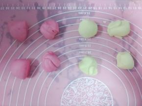 两个面团各分成四个小面团，一个小面团大概20克