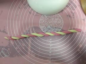 一端捏紧，用手搓成麻绳的形状