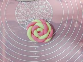 一端卷起，卷成一个圆形