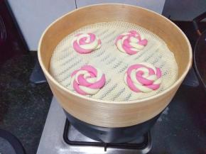 室温30度左右发酵半个小时，也可以在锅里面烧水30-40度左右的温度发酵，发酵到稍微变大，用手轻轻按一下，慢慢回弹就可以蒸了