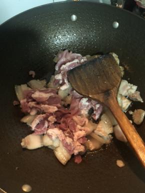 加入比较瘦的猪肉翻炒变色