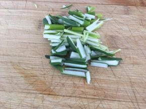 葱段切成短一点的细丝备用。
