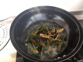 锅中烧水，水开后放入香椿焯一分钟，颜色变绿即可取出。