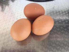鸡蛋三个准备好。