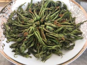 把香椿均匀的摆到盘中，撒上调料（生抽、胡椒粉、盐）。