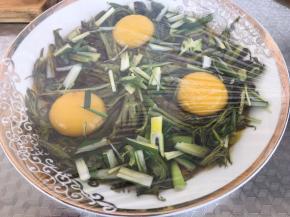 将菜盘盖上保鲜膜。