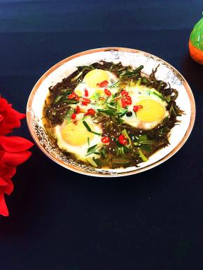 出锅的香椿蒸蛋上撒上点熟芝麻和小米辣。一盘营养好吃的香椿蒸蛋完成了，吃一口香椿鲜香可口，小米辣和芝麻的香味更给鸡蛋和香椿增加了味觉，这盘香椿蒸蛋是很好的下饭菜，老少皆宜啊。