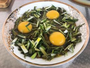 把鸡蛋打入盘中，在撒入葱丝，浇上熟油。