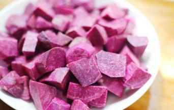 紫薯去皮切块。