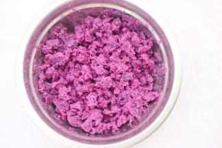 加适量清水，揉搓成偏湿的面团。