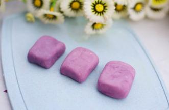 取小撮面团揉成小圆球然后捏成方块。