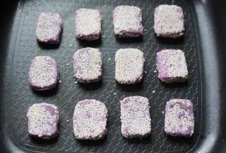 放入平底锅中，小火煎至熟透即可。