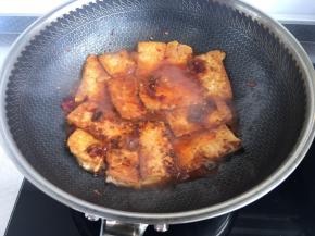 放入辣酱、再加入少许五香粉、耗油、生抽、少许水。大火烧开收汁。