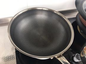 锅烧热，加入适量的油（喜欢油大的多加些）。