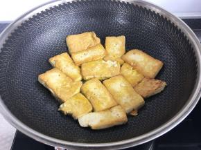 将豆腐均匀的放到锅里慢火剪至两面金黄。