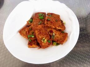 出锅前撒上葱碎，少许芝麻，装盘。