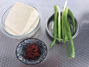 准备好食材（豆腐、香葱、辣酱）。