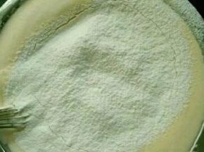 然后分3次筛入低筋面粉，每次都翻拌到无颗粒才能加入第二次。（切记不要画圈圈，以免消泡）