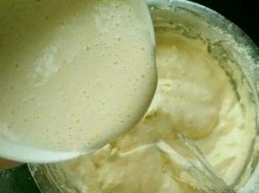 然后再倒回蛋糕糊里，继续翻拌至顺滑，把蛋糕糊装到保鲜袋或是裱花袋里，绑紧袋口。（同时烤箱170度预热）