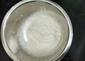 淡奶油加入糖粉，放到无水无油的干净盆中，隔冰水低速打发，打到八分或是九分发，有清晰纹路，蛋抽有直竖尖角。